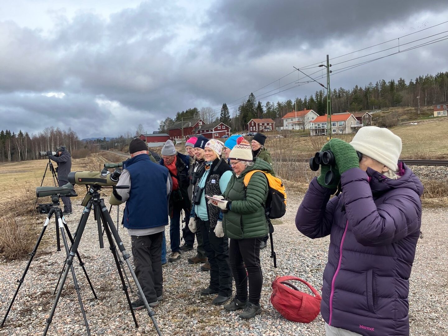 fågelskådare med kikare vid Skrängsta